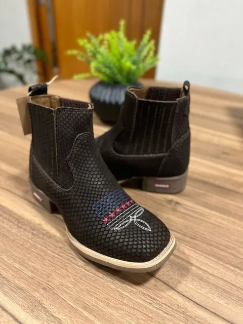 Botina Henrique - Couro Nobuck Tilápia Marrom/ Bordado Florão Americana