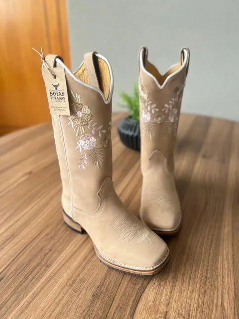Texana Cecília - Couro Nobuck Areia/Bordado Flores Rosa e Branco (Solado Madeira) - Imagem 2