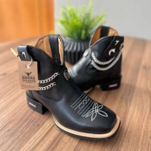 Botina Cano Médio Marcela - Couro Látego Preto/Com Correntes