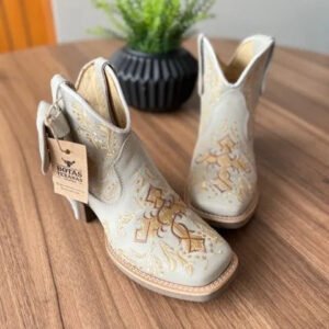 Botina Cano Médio Michele com Kit Canivete - Couro Off-White/ Bordado Cruz Marrom e Bege