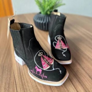 Botina Conceição - Couro Nobuck Preto/ Bordado Padroeira Rosa