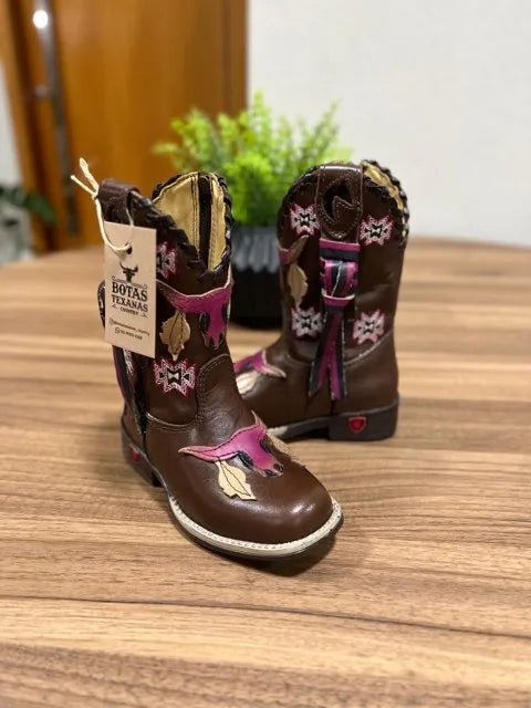 Texana Pietra Infantil - Couro Látego Marrom/Bordado Touro 3D Rosa