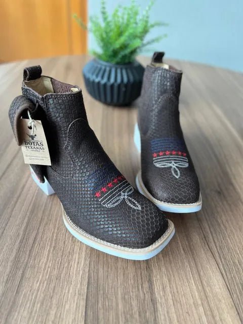 Botina Henrique com Kit Canivete - Couro Nobuck Tilápia Marrom/ Bordado Florão Americano - Imagem 2