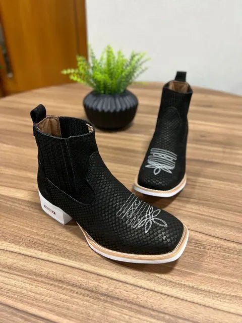 Botina Luan - Couro Nobuck Tilápia Preto/ Bordado Florão Branco - Imagem 2