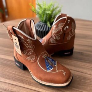 Botina Cano Médio Bárbara - Couro Horse Telha/ Bordado Ramos Bege e Padroeira