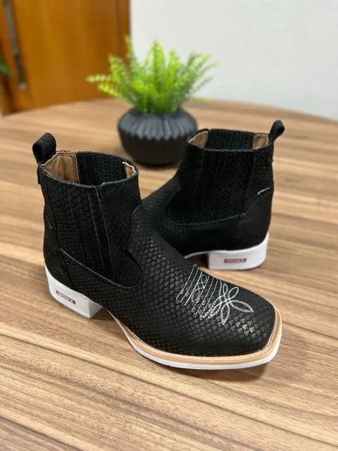 Botina Luan - Couro Nobuck Tilápia Preto/ Bordado Florão Branco