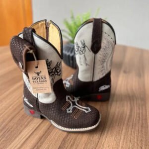 Texana Enzo Infantil com Kit Canivete - Couro Off-White e Tilápia Marrom/Bordado Mulas Preto e Cruz Branca