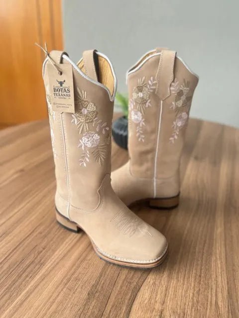 Texana Cecília - Couro Nobuck Areia/Bordado Flores Rosa e Branco (Solado Madeira)