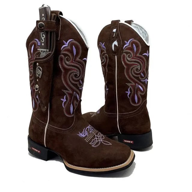 BotaFaca Heloísa
- Couro Nobuck Chocolate | Bordado Roxo e Branco