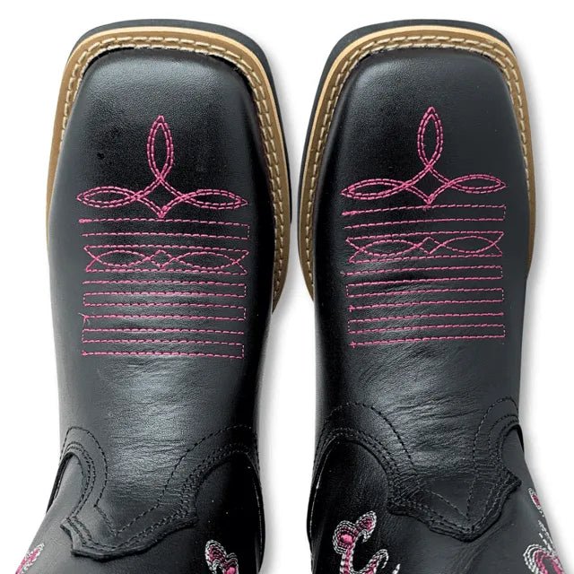 BotaFaca Heloisa 2.0
- Couro Látego Preto | Bordado Branco e Rosa - Imagem 4