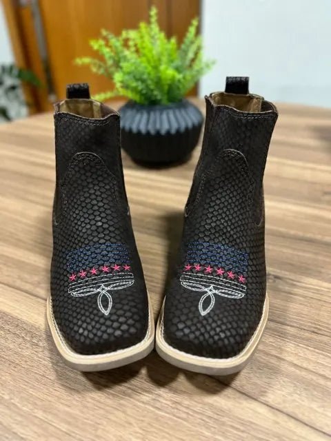 Botina Henrique - Couro Nobuck Tilápia Marrom/ Bordado Florão Americana - Imagem 2