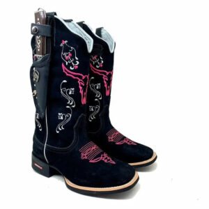 BotaFaca Cara de Touro 2.0
- Couro Nobuck Preto | Bordados Rosa e Branco