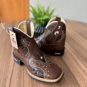 Botina Cano Médio Alice - Couro Látego Marrom/Bordado Tribal Preto