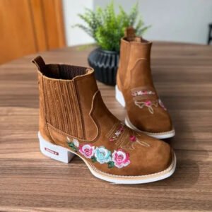 Botina Laís - Couro Nobuck Castor/ Bordado Flores Rosa e Azul