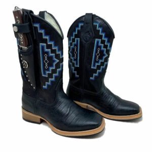 BotaFaca Agroboy
- Couro Cano Látego Estilizado em Tilápia Preta | Gáspea Látego Estilizado em Jacaré Preto | Bordado Azul e Branco | Sola de Madeira