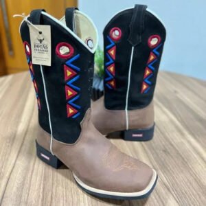 Texana Davi - Couro Nobuck Preto e Horse Nescau/ Bordado Geométrico Azul e Vermelho