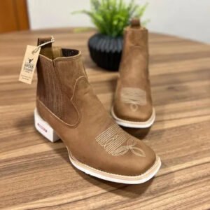 Botina Otávio - Couro Fóssil Havana/Bordado Florão Bege