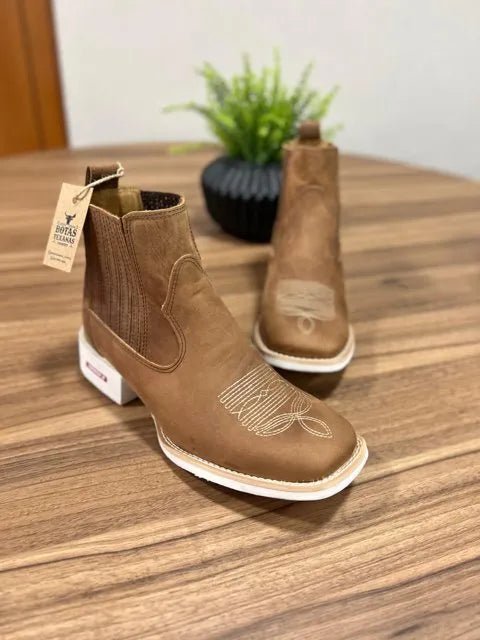 Botina Otávio - Couro Fóssil Havana/Bordado Florão Bege