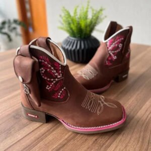 Botina Cano Médio Isadora com Kit Canivete - Couro Horse Nescau/ Ramos Rosa