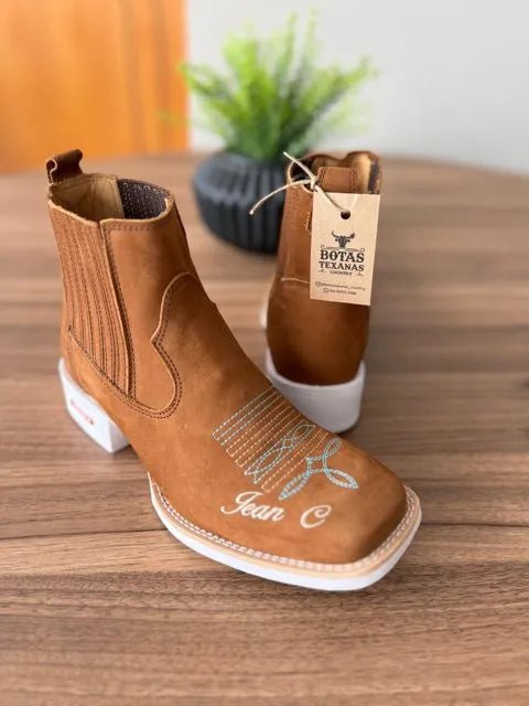 Botina Jean - Couro Nobuck Castor/Bordado Florão Azul e - Imagem 2