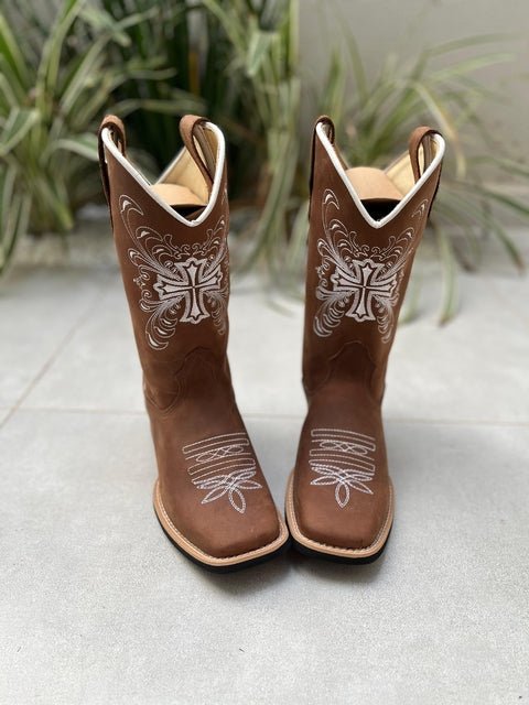 BOTA TEXANA BORDADO CRUZ BRANCA COURO MARROM - Imagem 2