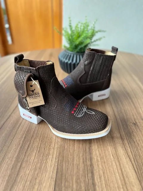 Botina Henrique com Kit Canivete - Couro Nobuck Tilápia Marrom/ Bordado Florão Americano