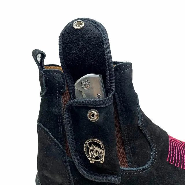 BotinaCanivete Tradicional
- Com Menina da Pecuária | Couro Nobuck Preto | Bordado Rosa | Solado Branco - Imagem 3