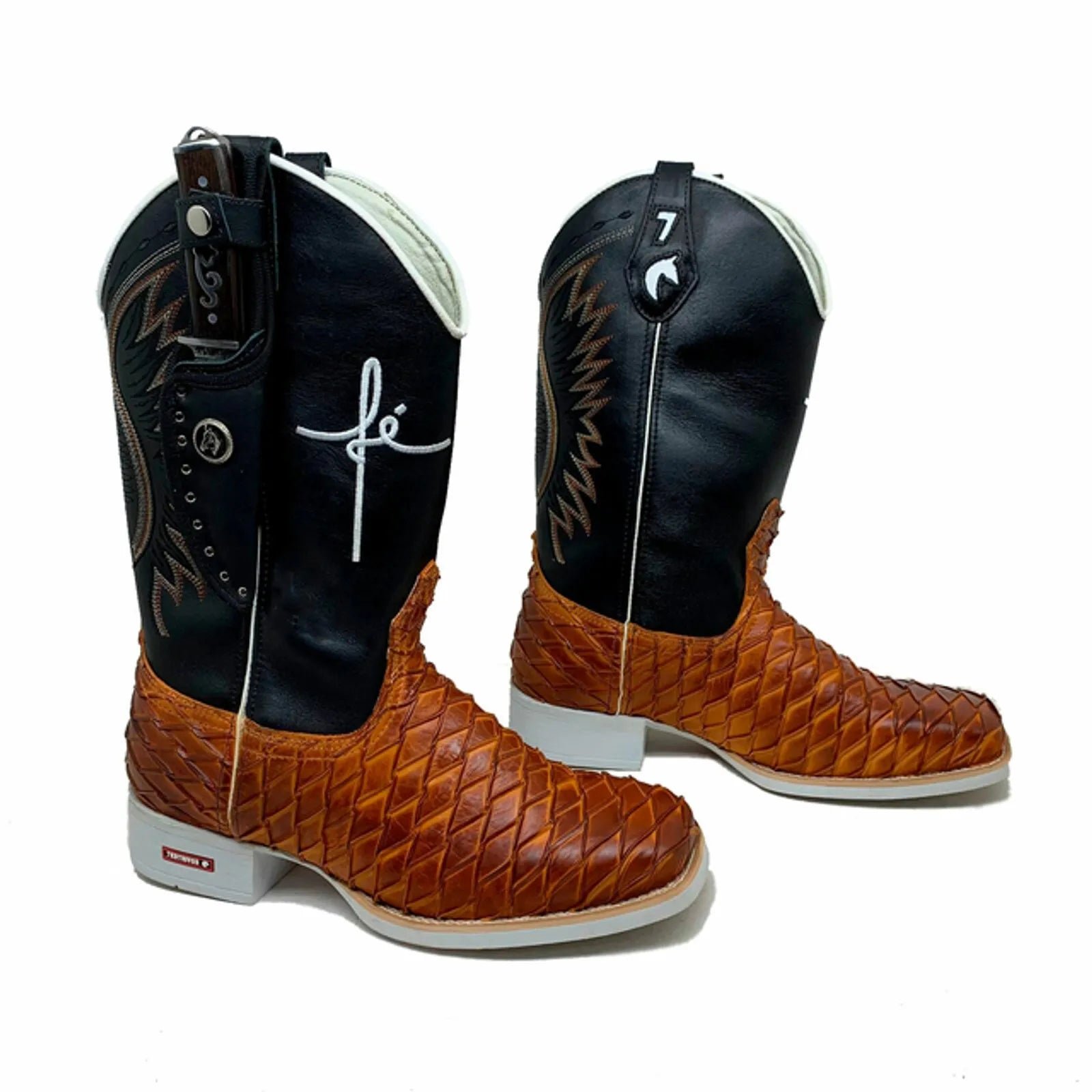 BotaFaca Fé
- Couro Cano Látego Preto | Couro Gáspea Látego Mostarda Queima Aramado | Fé Branco