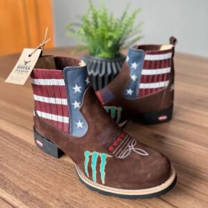 Botina Júlio - Couro Nobuck Marrom/ Bordado Americana e Monster (Bico Redondo)