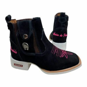 BotinaCanivete Tradicional
- Com Menina da Pecuária | Couro Nobuck Preto | Bordado Rosa | Solado Branco