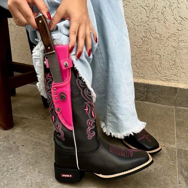 BotaFaca Heloisa 2.0
- Couro Látego Preto | Bordado Branco e Rosa