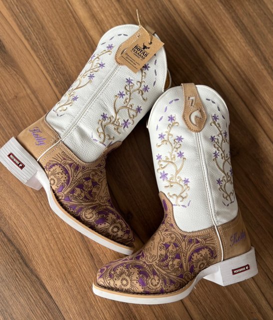 Texana Anelise - Couro Floatter Branco e Nobuck Areia/Bordado Flores e Cavalo Lilás - Imagem 2