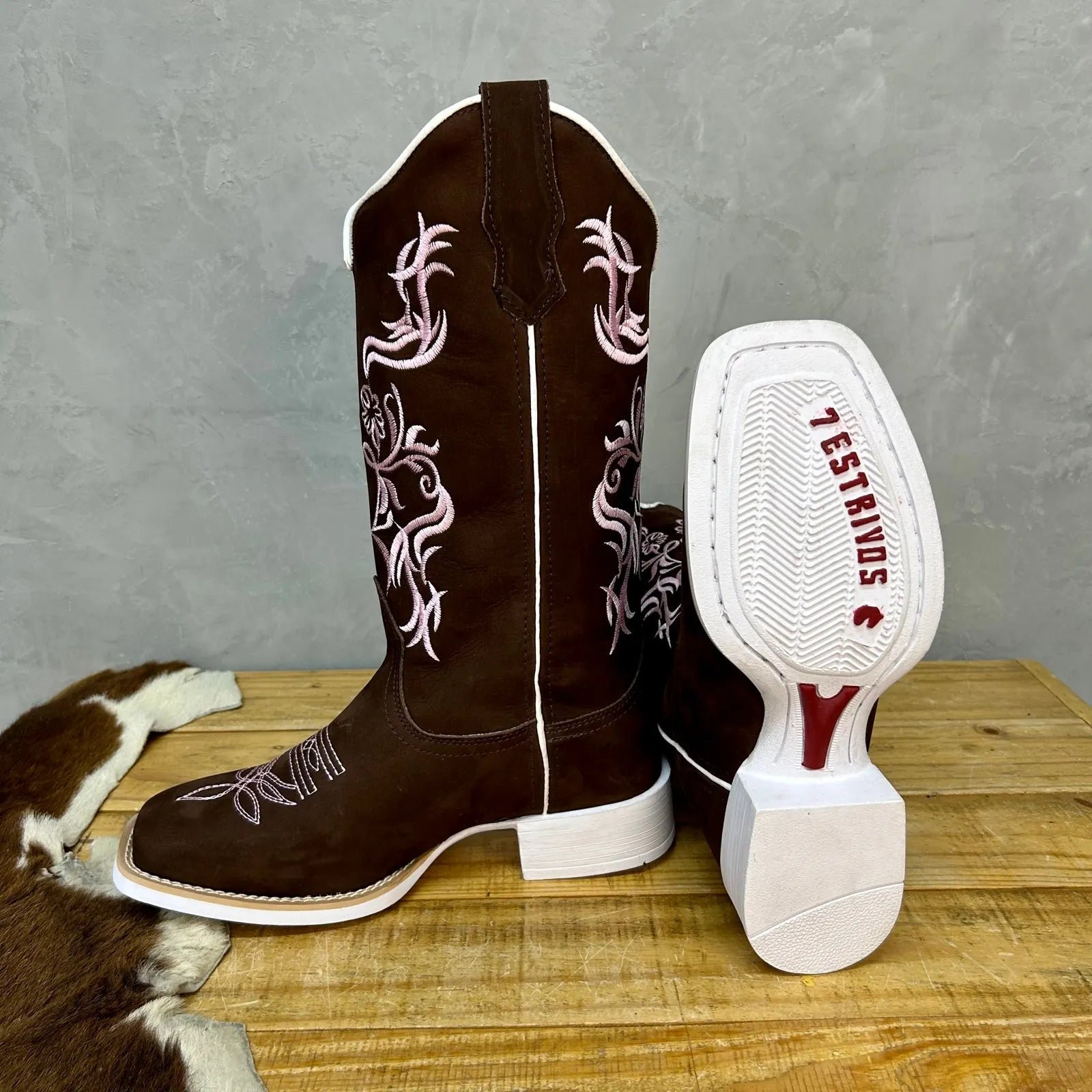 Texana Primavera - Couro Nobuck Chocolate | Bordado Rosa Claro | Sola Branca - Imagem 2