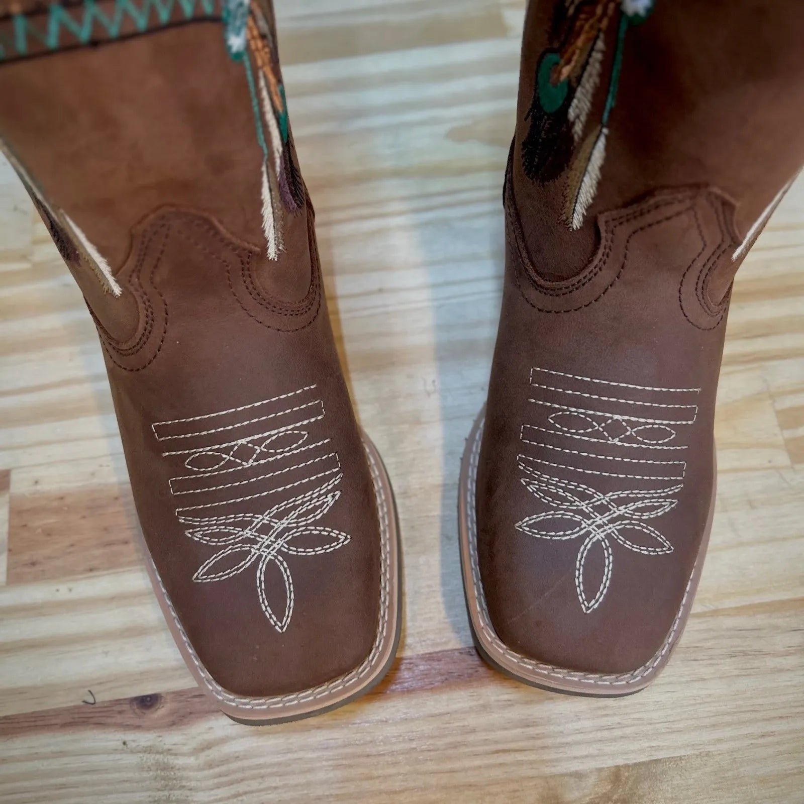 Texana Cocar Feminina 2.0 - Couro Crazy Horse Nescau | Bordados Bege e Verde - Imagem 5