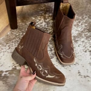 Botina Larissa - Couro Crazy Horse Nescau | Bordados Bege